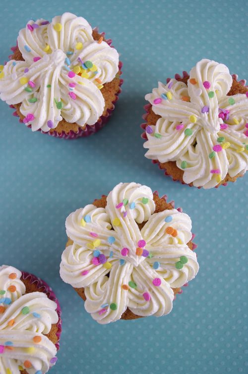 Cupcakes à la vanille avec des confettis en sucre pour colorer la pâte, ça s'appelle les cupcakes funfetti