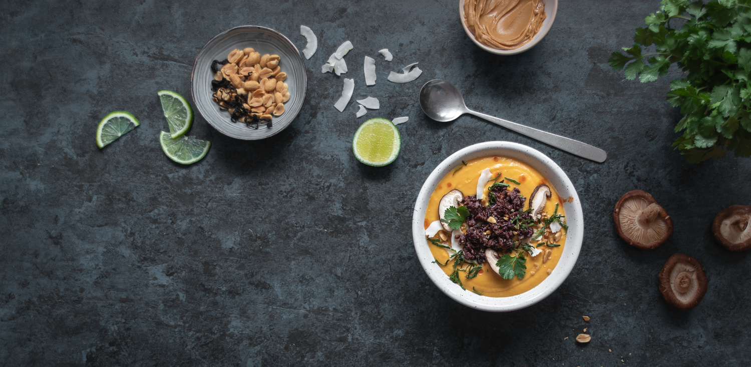 Soupe thaïe à la butternut, lait de coco et cacahuètes