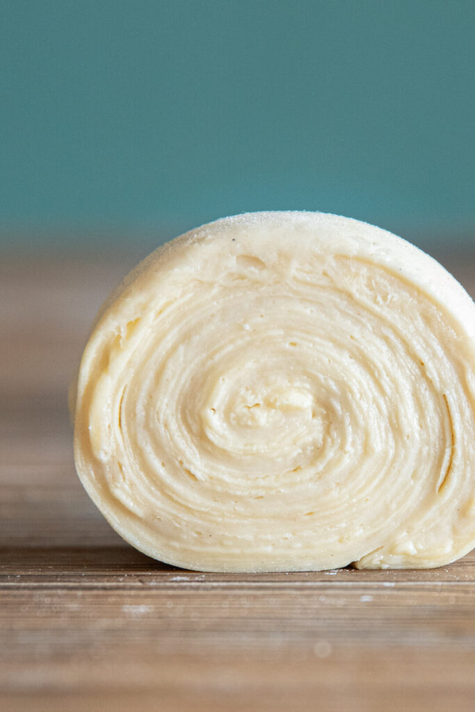 Rouleau de pâte levée feuilletée crue pour la recettes les NY rolls