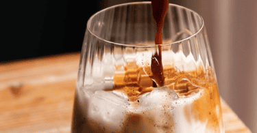 Vidéo de la préparation d'un café glacé à la vanille et beurre de cacahuètes.